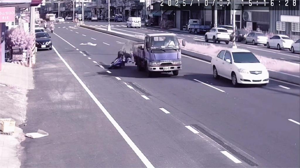 七旬夫妻遭小貨車撞倒! 一群熱心民眾幫撐傘、擋車、報案