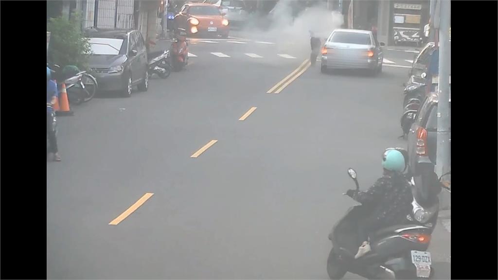 高雄驚傳火燒車意外! 「瓦斯行前起火」驚悚畫面曝光