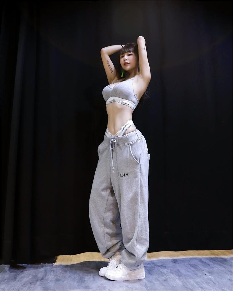 啦啦隊女神穿內衣「露螞蟻腰」!嬌喊已當2年老師 網暴動喊:想上課