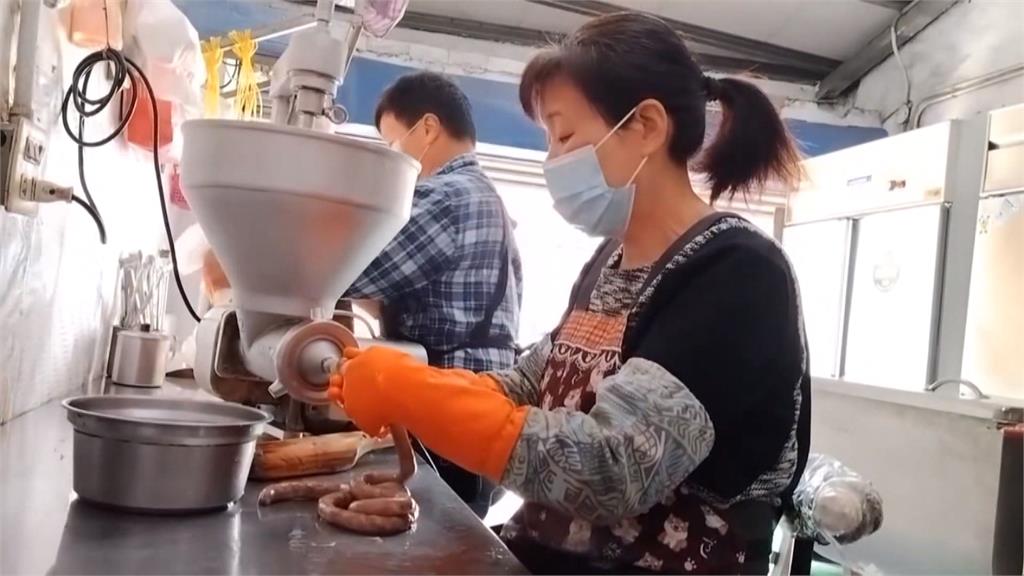 傳統小吃變出新花樣 炭火上香腸「半烤半煎」