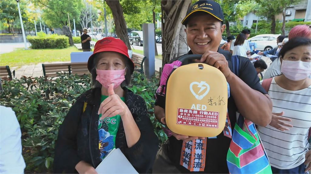 快新聞／小水滴湧進士林夜市！頭香這時就卡位　連「這物」都拿來給沈伯洋簽名