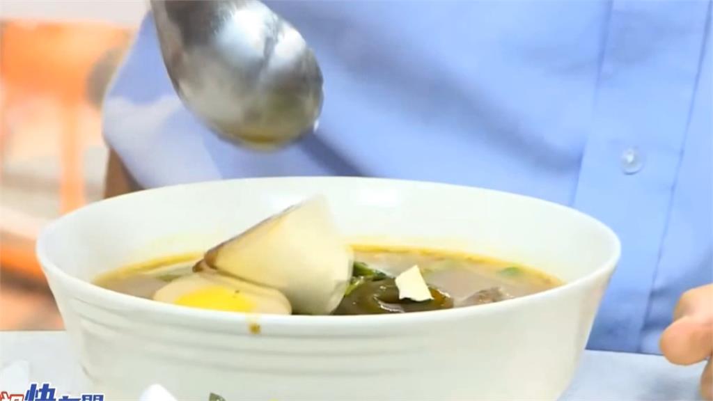 柯文哲清空兩盤小菜！　網批：看吃飯樣子就知道會貪汙