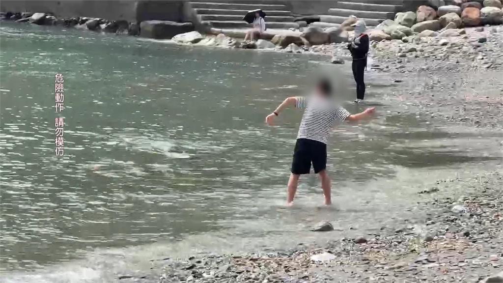 不顧海邊戲水、浮潛遊客？　勸別拿石打水漂反遭家長嗆
