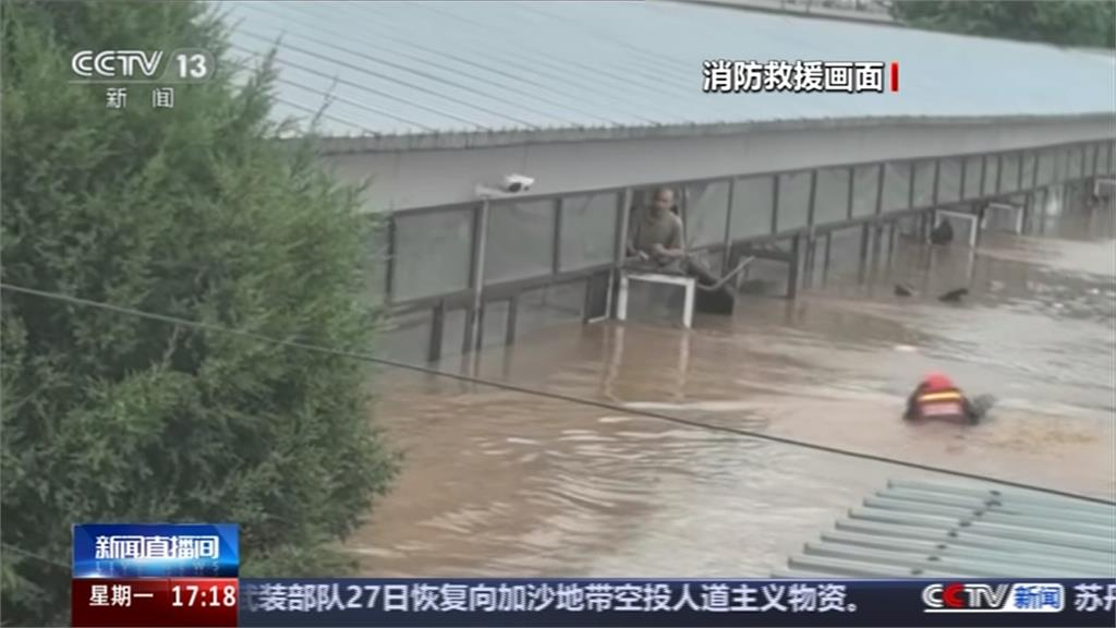 中國北京暴雨民眾困車內險滅頂 河北土石流4死8失聯