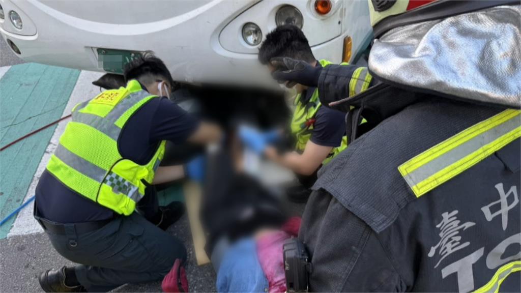 台中公車左轉撞對撞機車 64歲女騎士一度受困左腿骨折