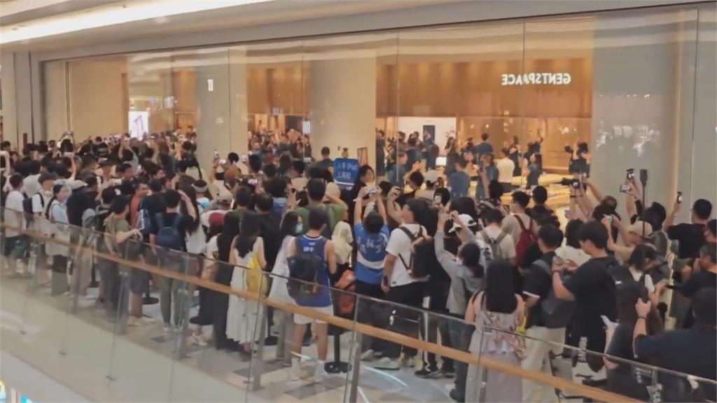 口嫌體正直！中國iPhone　17開賣　上百人夜排搶爆「買到斷貨」