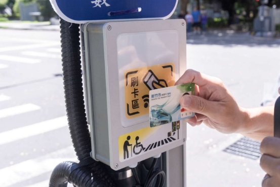 「嗶一下」就多10秒!路口驚見「神祕新裝置」2類人受惠萬人狂讚