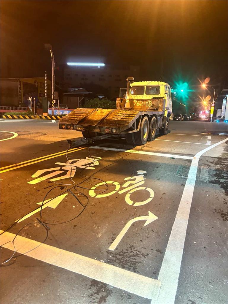 拖板車半夜路失控撞民宅　事後竟到機車行縱火
