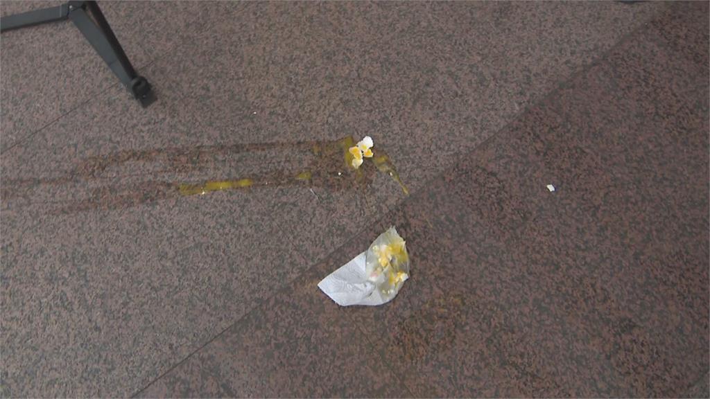 快新聞／新黨游智彬向民進黨部丟雞蛋辯「警方推擠掉蛋」　法院裁罰結果出爐