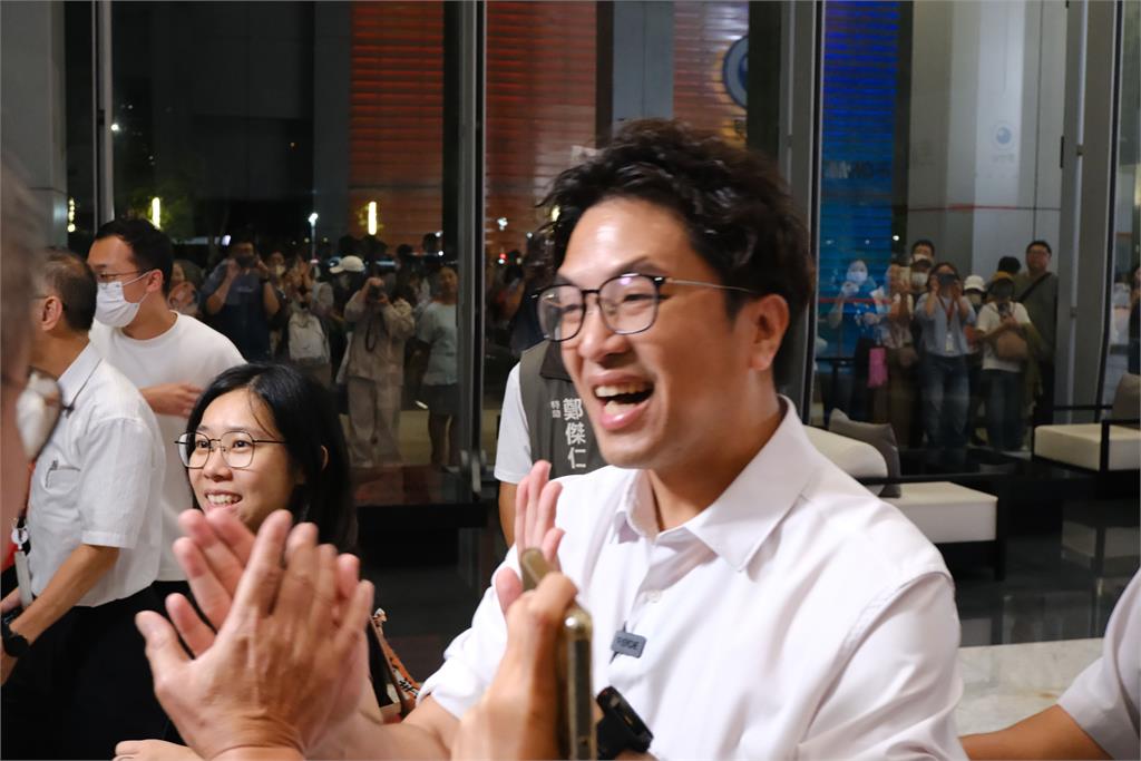 蔣萬安猛攻沈伯洋「毒品減害政策」！周軒點出「國民黨困境」：打七傷拳自傷