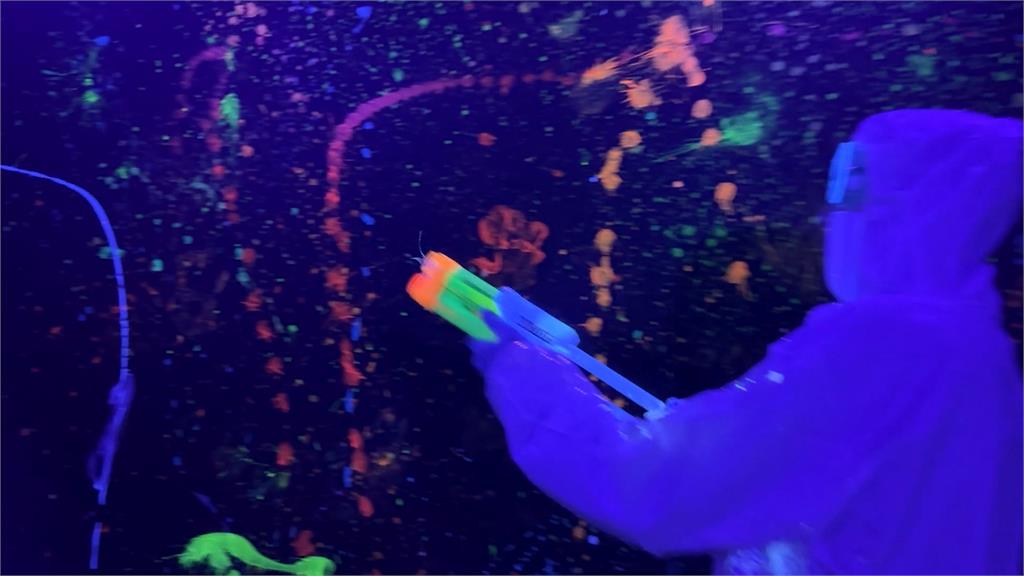 美國佛蒙特州「憤怒屋」　盡情打砸辦公室、揮灑螢光顏料