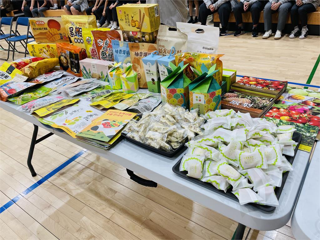 平澤高中生愛上臺南鳳梨　黃偉哲進入韓國校園推廣臺南農產