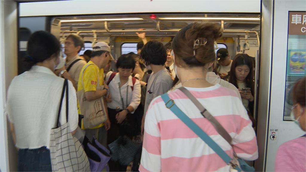 北捷文湖線出包!交通大亂 旅客摸黑走軌道