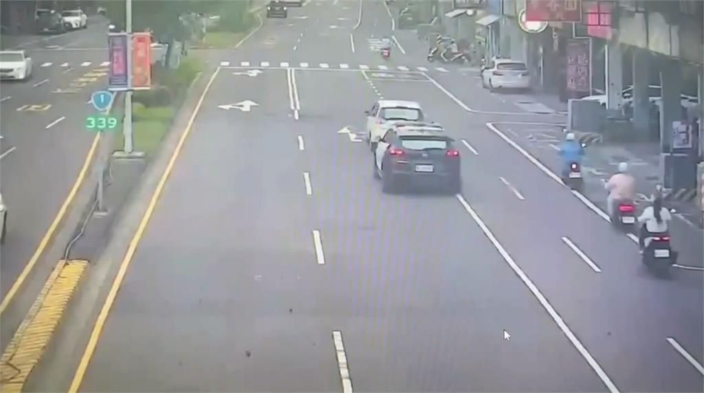 台南84歲阿伯迴轉自撞電桿　不顧爆胎車頭毀竟繼續開