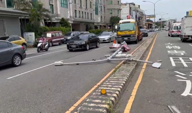 離奇車禍!燈桿被來回撞斷 3車被波及毀損