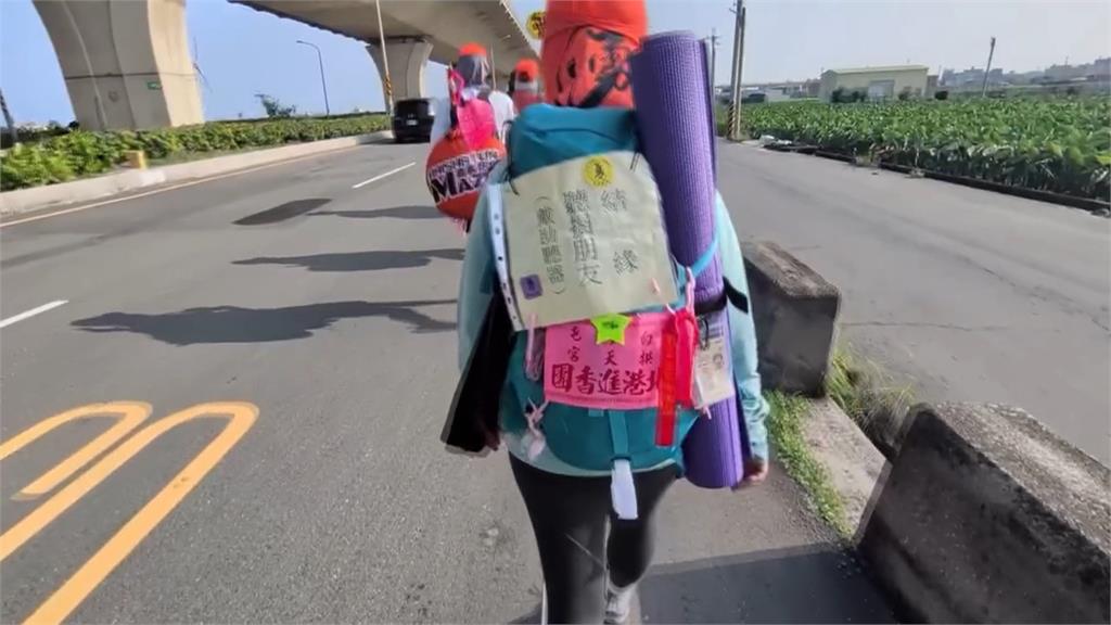 粉色七仙女應援追媽祖！　通霄鎮補給站滿滿雞排、蘋果