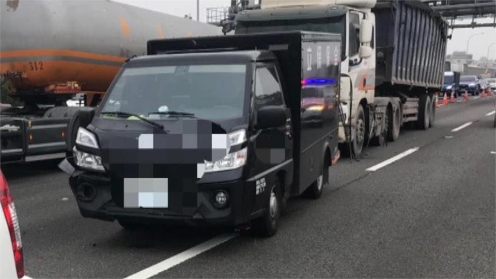 保全警戒!運鈔車國道遭追撞 車流一度回堵3公里