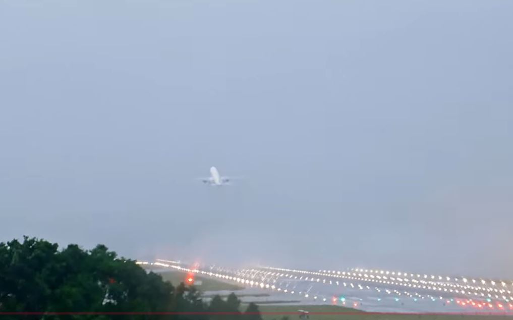 直擊桃園機場鏡頭君！飛機「狂風暴雨」中起飛畫面曝光　考驗機師神操作