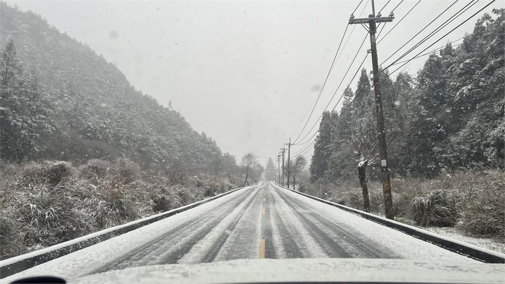 快新聞/下雪了!大雪山遊樂區降下皚皚白雪 林業署急籲上山得做「這些事」
