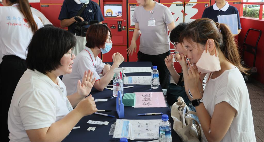 慈濟骨髓中心接軌國際　青年首測口腔拭子建檔