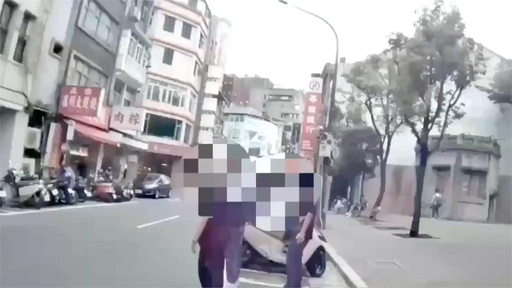 西門町洗門風？男子裸上身跪地　「任人辱罵踹頭」　警逮3男送辦