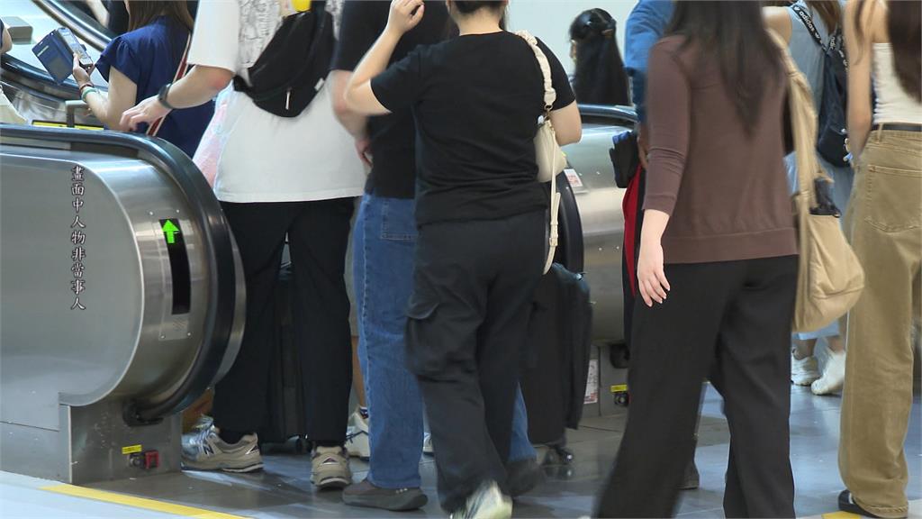 行李箱撞到屁股爆衝突！　北捷男怒推港旅客遭保全壓制