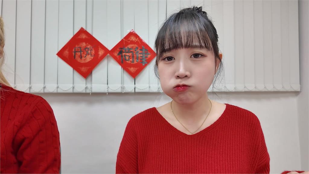 邊荷律、李丹妃拜年初體驗 「特別版三振舞」香爆