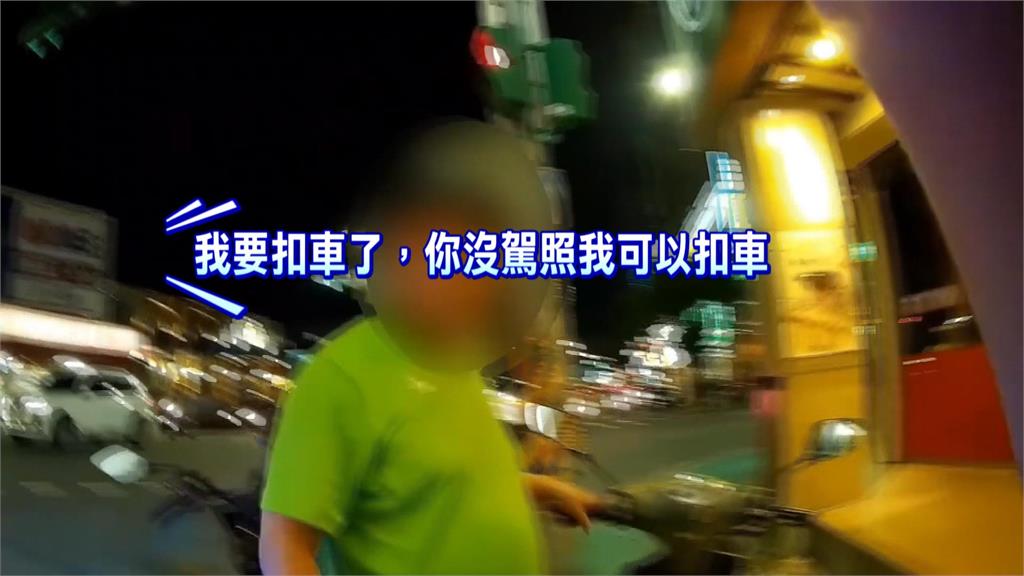 太囂張！　騎士逆向闖紅燈還嗆警　攔查竟無照遭當場扣車