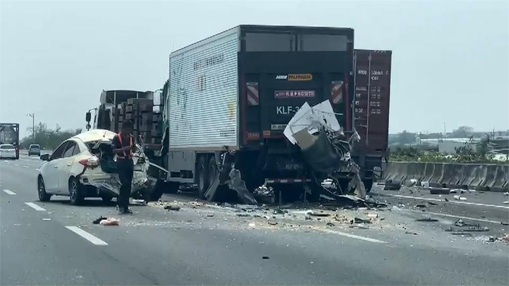 國1麻豆段貨櫃彈起「直立卡橋」　下營段五車連環事故2人送醫