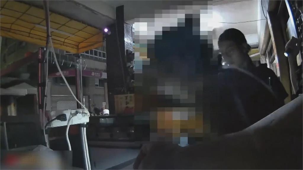監視器變抓人直播　男女深夜亂闖店吸毒被逮