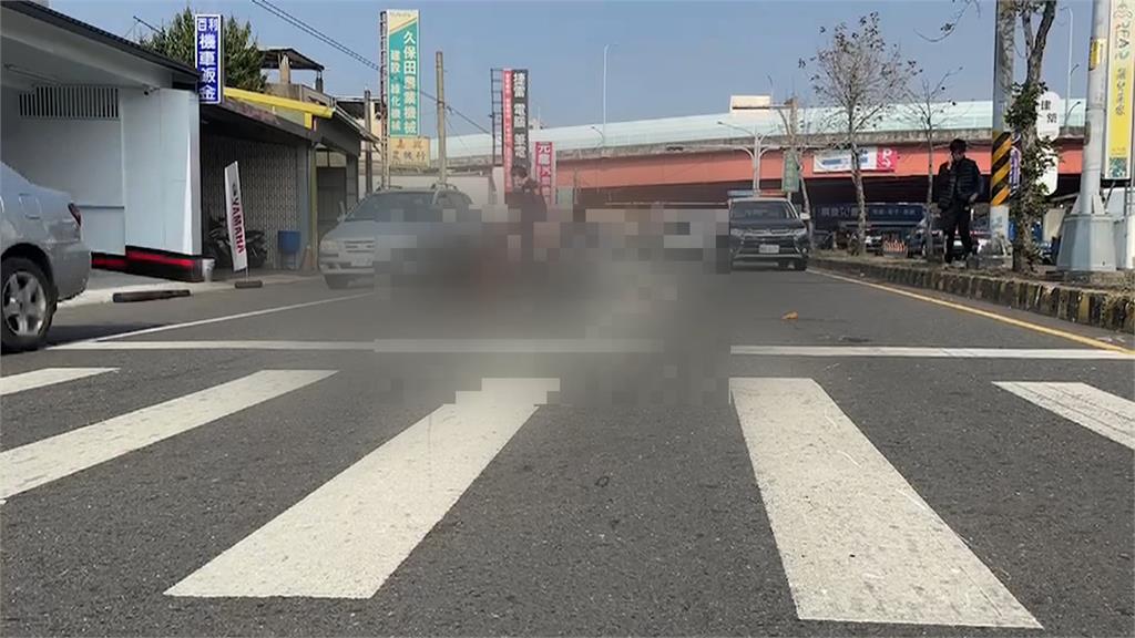 騎士「左轉」切內車道慘遭貨車撞飛 暖心路人幫CPR仍不治