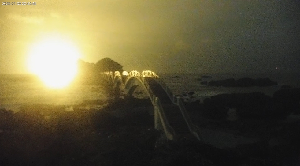 F-16飛官辛柏毅東部海域失聯！鏡頭君拍下「照明彈」劃夜空…網集氣祈福