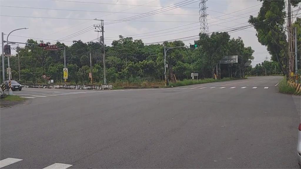 張麗善座車遭混凝土車追撞！　車尾全毀幸人平安無事