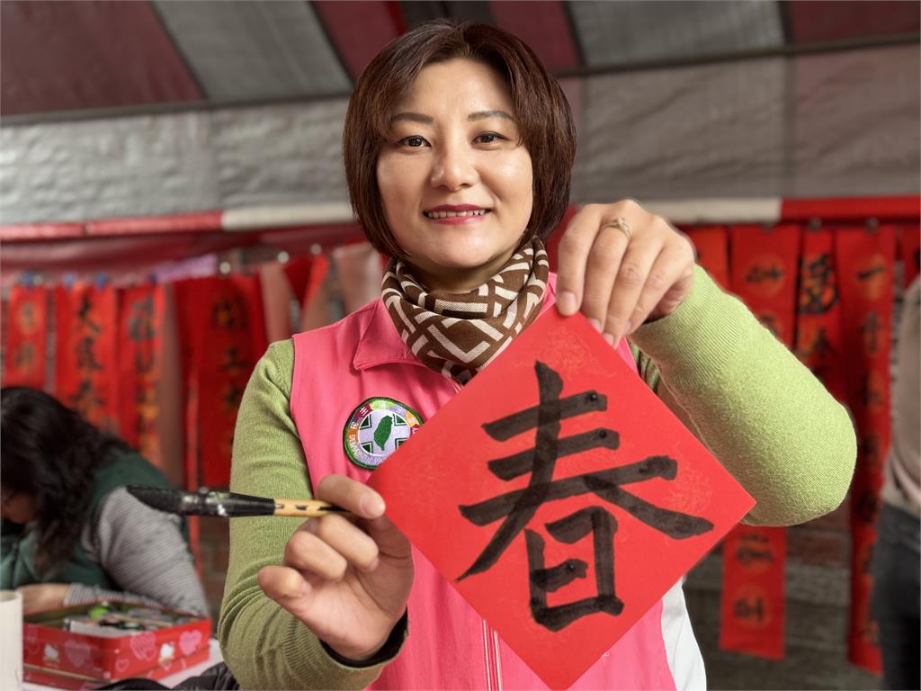 快新聞/延續40年傳統!台中福正宮「尾牙」暖供湯圓與民分享 名師揮毫送春聯