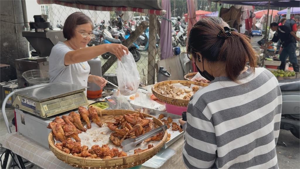 騎士豆乳雞掉地！佛心老闆想賠　兩人攤前「你推我讓」po網超逗趣