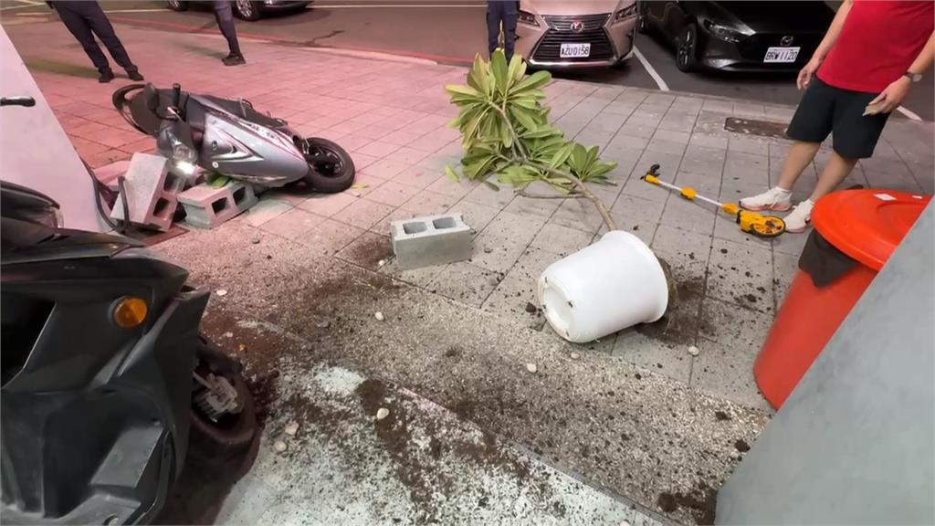 勸別車上抽菸爆衝突? 騎士遭駕駛一路尾隨撞花盆自摔