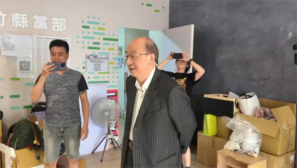 快新聞/公投、7罷區持續開票中 柯建銘突現身民進黨新竹縣黨部
