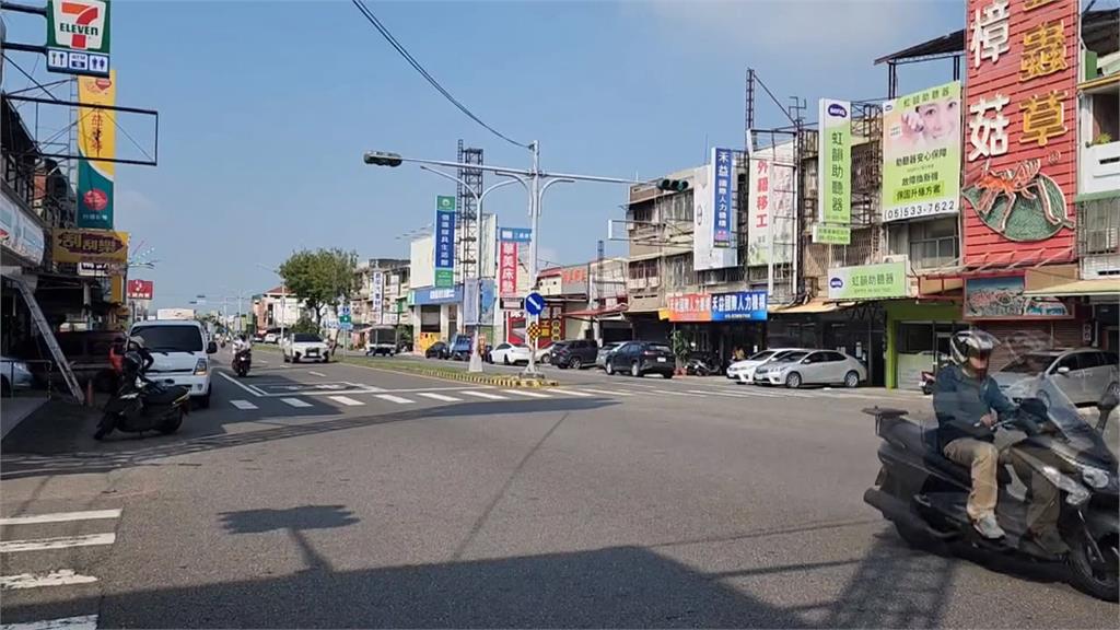 誇張! 男子路口＂隨機行搶＂機車 女騎士嚇壞驚聲尖叫