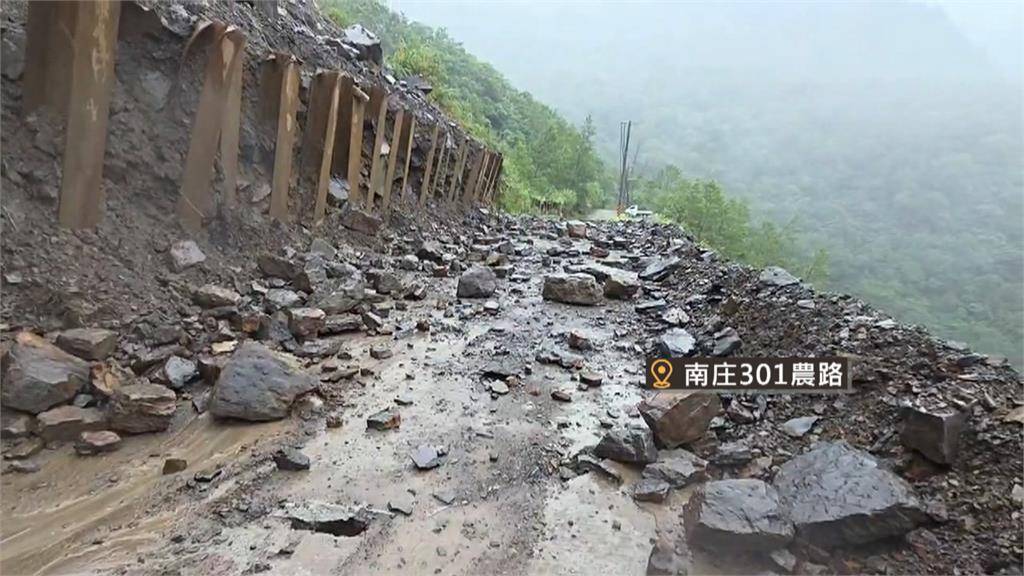 白海豚挾豪雨！苗62線現落石　台13線貨車載砲彈滑落路面