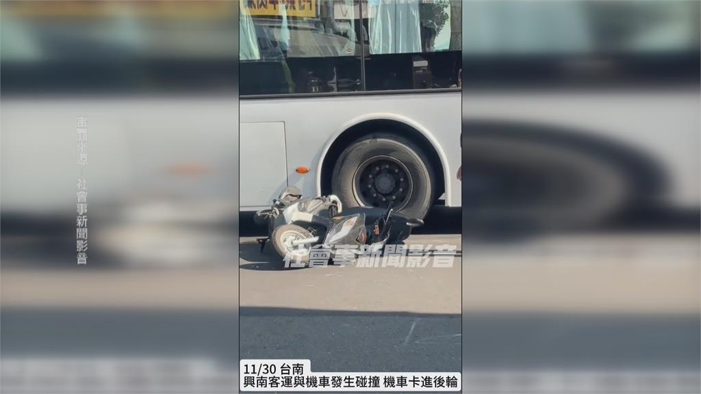機車擦撞公車倒地 女騎士險被輾過...手腳擦挫傷送醫
