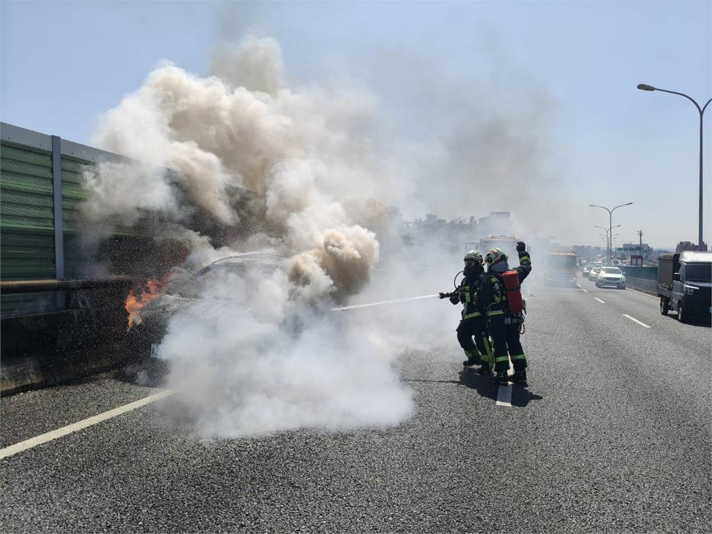 最新／怵目驚心！台74火燒車　黑車狂竄白煙「燒成廢鐵」