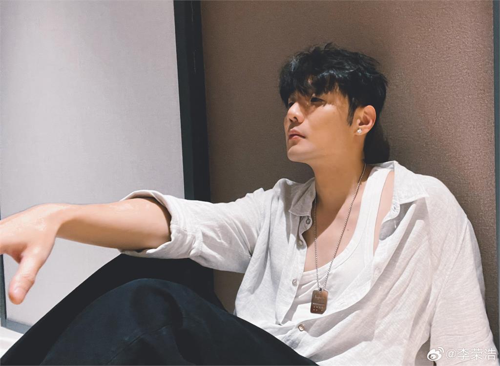 李榮浩「3分鐘連發10篇文」點名粉絲:求你們了…網秒懂:操心的爸爸