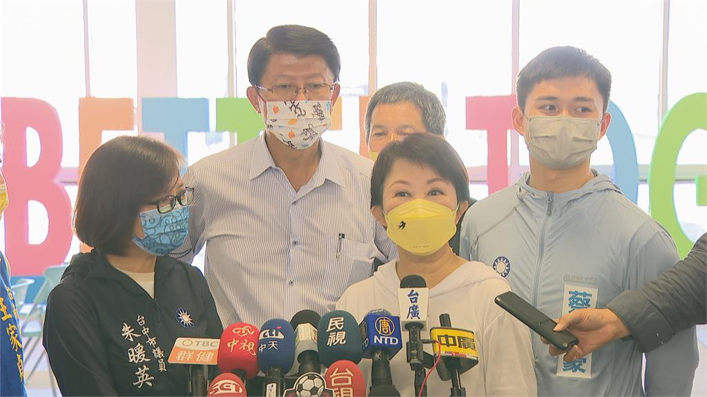 盧秀燕與謝龍介體驗中捷 蔡其昌:把選舉包裝成市政