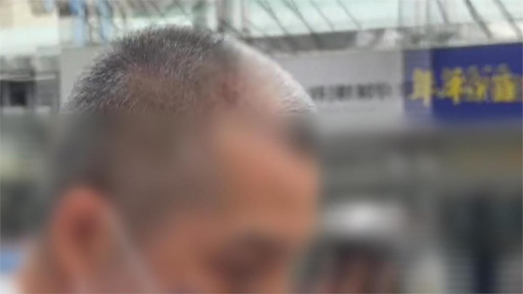 沒按下車鈴!公車過站沒停 老翁氣炸持車窗擊破器怒毆