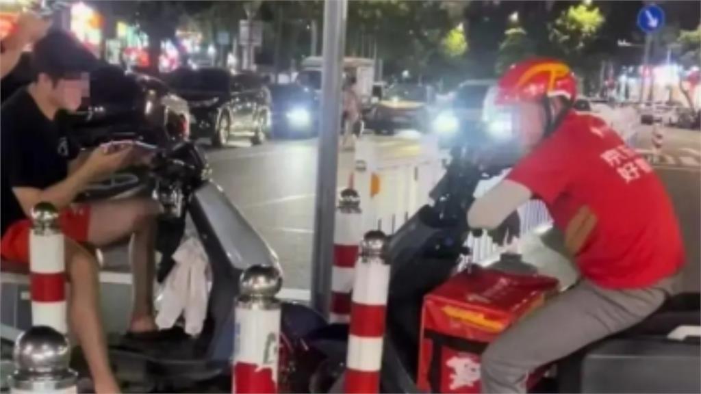 中國外送小哥VS.電動車大叔路中「對峙4小時」！民眾曝：從白天到天黑