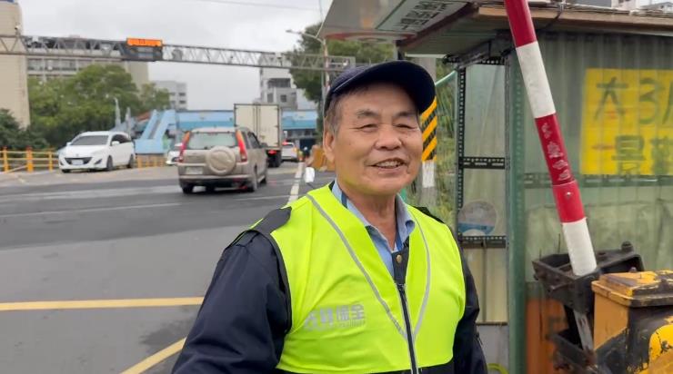 快新聞/情侶吵架竟危害公安!女子情緒失控躺鐵軌打滾 差點遭列車輾斃