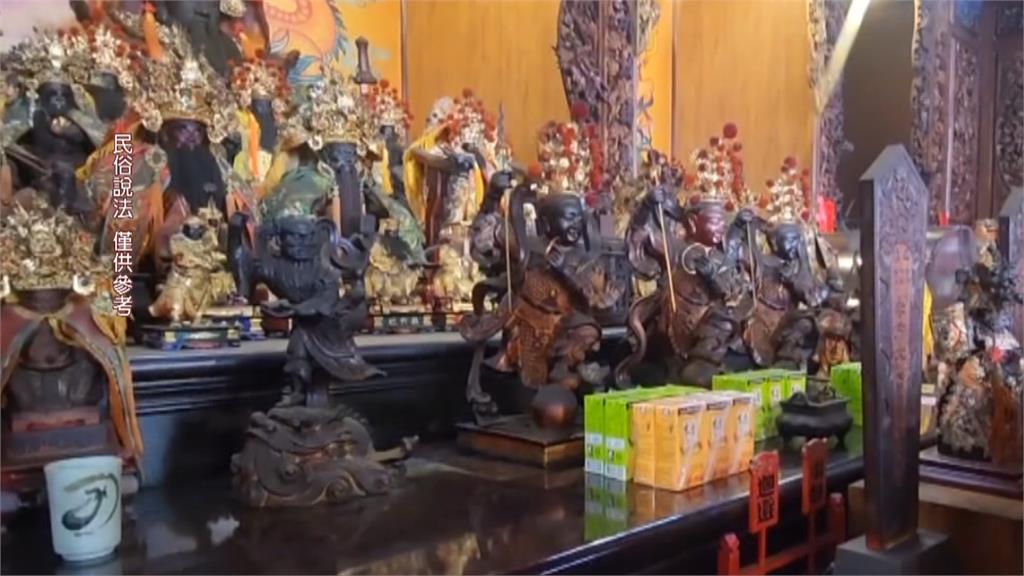 西螺廣聖宮三太子很懂吃！　出巡神轎點手搖飲　還買鹹酥雞