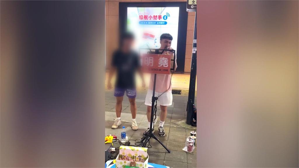 離譜！街頭藝人演出遭鬧場　男子亂吼亂叫還做不雅動作