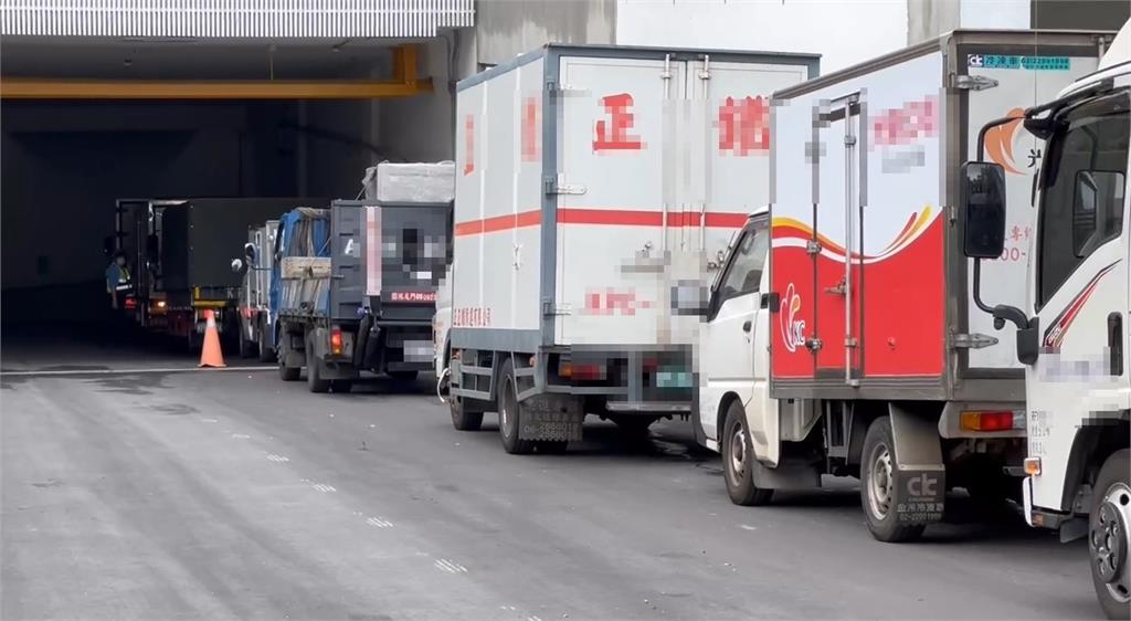 台中漢神百貨未開幕就塞車　進貨貨車大排長龍「癱瘓交通」