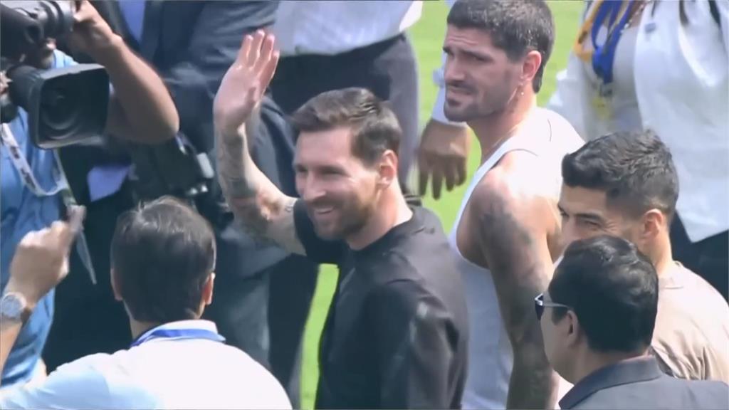 梅西訪印度掀瘋狂！8.5萬人塞爆體育館　只現身20分鐘球迷失望現場一度失控